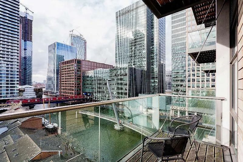 *** Hotel Oyo Home 30336 Discovery Dock New 2 Bed London United Kingdom