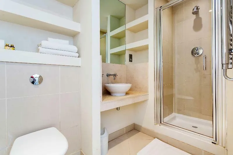 *** Hotel Oyo Home 30336 Discovery Dock New 2 Bed London United Kingdom