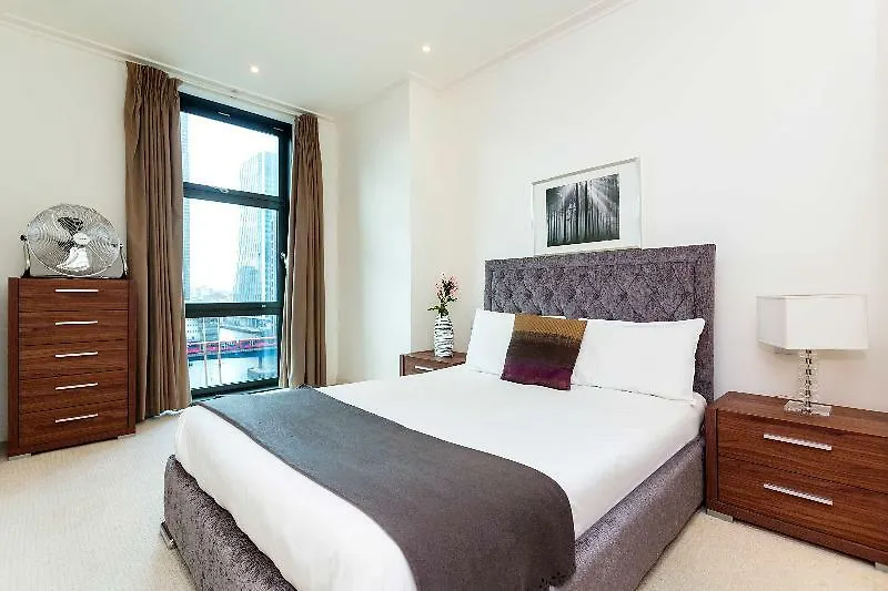 Oyo Home 30336 Discovery Dock New 2 Bed London Hotel
